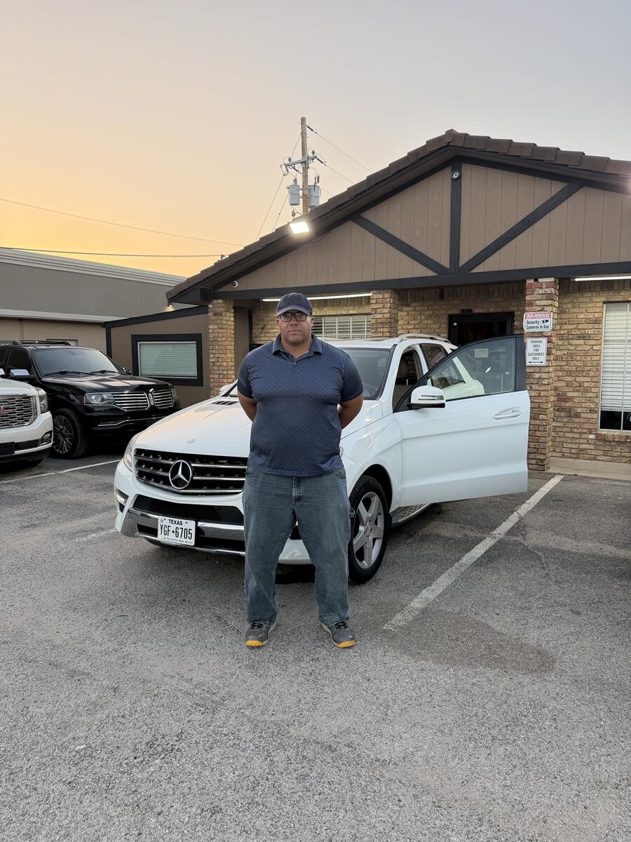 Roman Rentals customer with a silver minivan