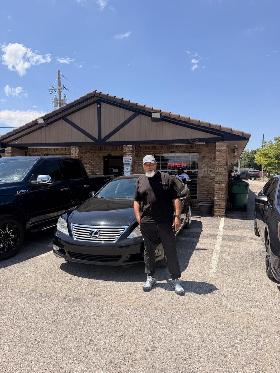 Roman Rentals customer with a black Lexus