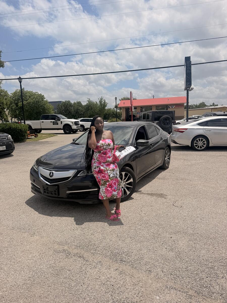 Roman Rentals customer with a black Acura