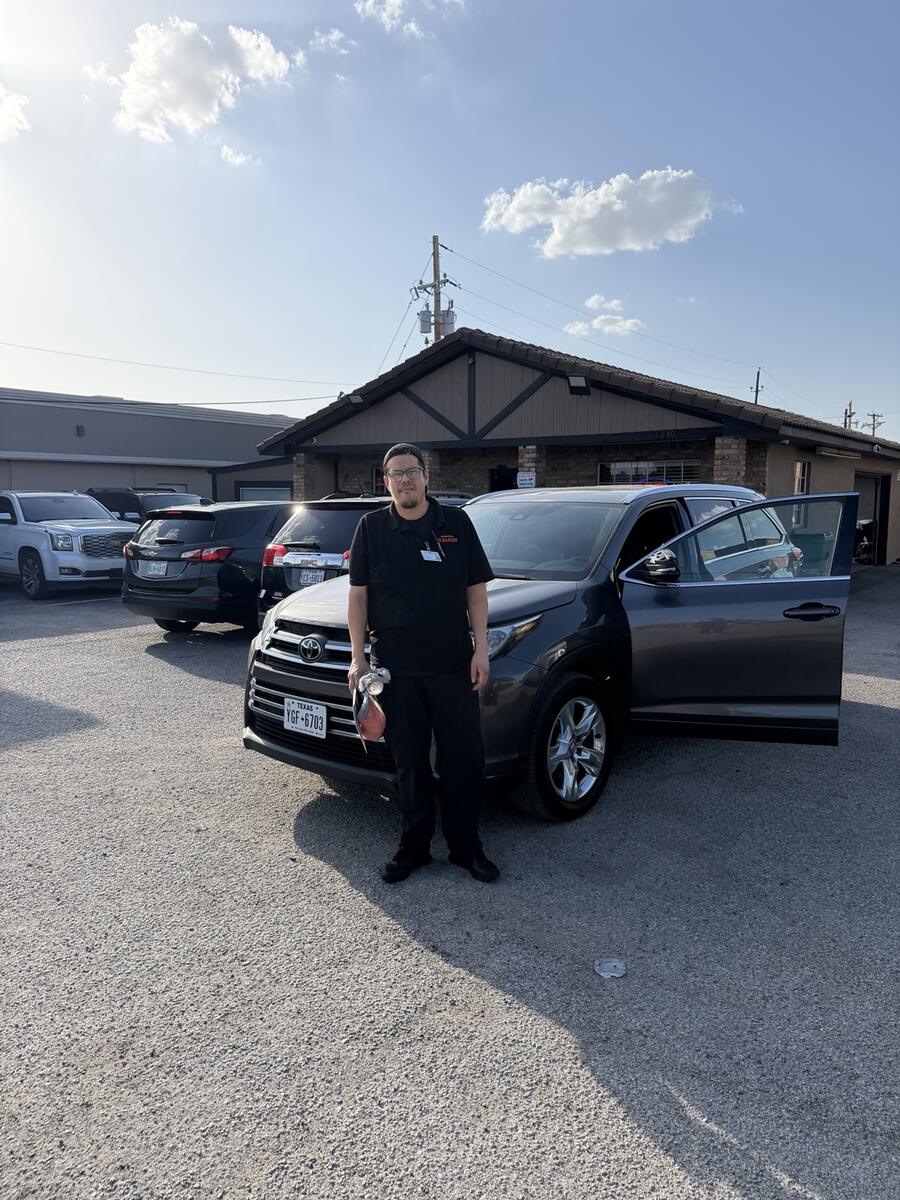 Roman Rentals customer with a black SUV