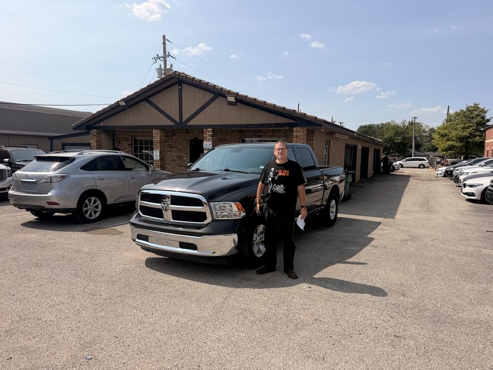 Roman Rentals customer with a pickup truck