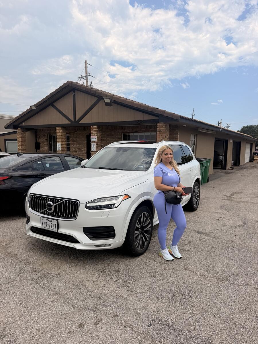 Roman Rentals customer with a white Volvo SUV