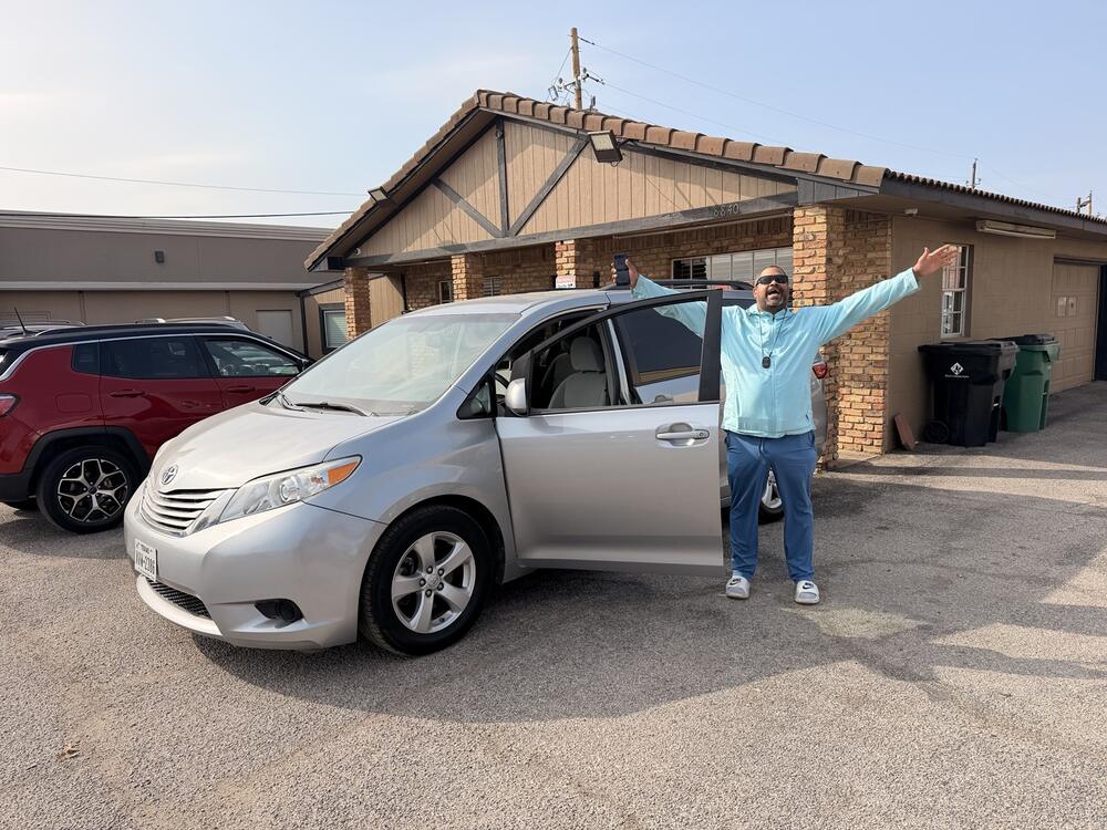 Roman Rentals customer with a white Mercedes SUV